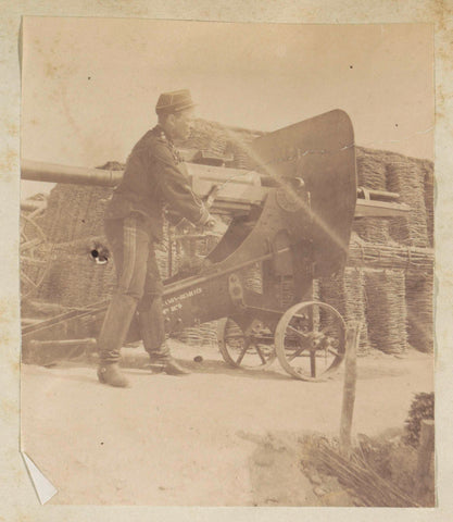 French soldier at a light cannon with the inscription 'canon-revolver 1879', anonymous, 1885 Canvas Print