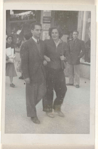 Isabel Wachenheimer walking on the street, dressed with her second husband Karl-Heinz Arndtheim, 1949-1955, anonymous, 1949 - 1955 Canvas Print