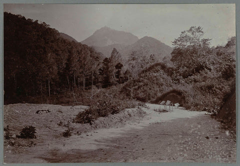 Construction of the road at de Boer ni Poepandji, anonymous, 1903 - 1913 Canvas Print