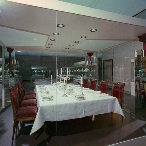 Vitrine met stoelen en een gedekte tafel met borden, terrines, manden, bestek en kandelaars (gezien vanaf kopse kant van de tafel), c. 1988 Canvas Print