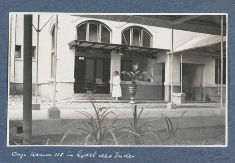 Woman standing by room 115 of Hotel des Indes in Batavia, anonymous, c. 1900 - c. 1920 Canvas Print