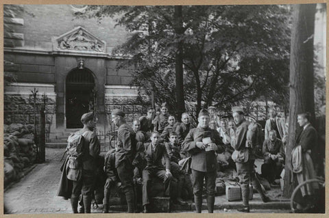 Mobilized men at the service entrance on Jan Luykenstraat in 1939, 1939 Canvas Print