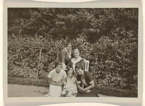 Else Wachenheimer, Josefine Moos-Levi, member of the domestic staff, Isabel Wachenheimer and a woman in Hamburg, 1933, anonymous, 1933 Canvas Print