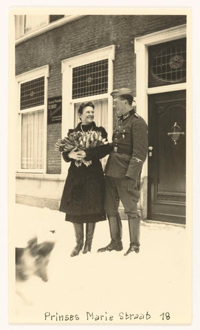 German soldier with Dutch woman in the snow, anonymous, 1940 - 1943 Canvas Print