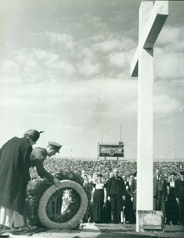 First national liberation party in the Olympic Stadium: Juliana and Bernhard lay wreath, Cas Oorthuys, 1945 Canvas Print