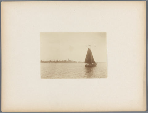 Tjalk op het water bij Marken, anonymous, c. 1907 - c. 1910 Canvas Print