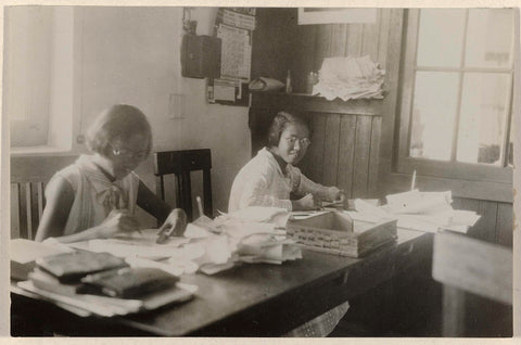 Two girls behind a desk, anonymous, 1900 - 1935 Canvas Print