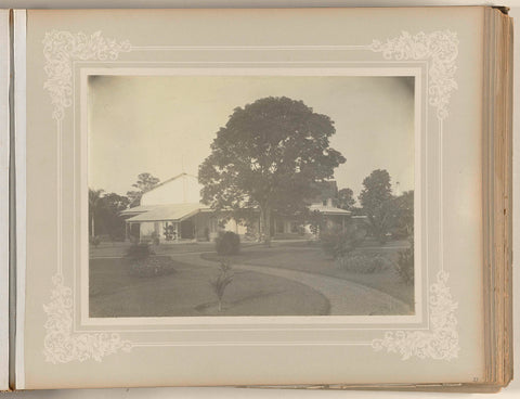 House with garden, O. Hisgen & Co. (possibly), 1890 - 1910 Canvas Print