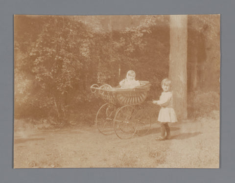 Portrait of Johannes Diderik and Anne Madeleine van der Waals, Anne zit in een kinderwagen, Johannes Diderik van der Waals (1873-1971) (attributed to), 1906 - 1910 Canvas Print