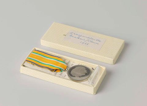 Wedding medal of marriage princess Beatrix and Claus von Amsberg, 1966 with letter and box, anonymous, 1966 Canvas Print