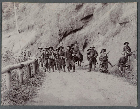 Soldiers on the Gayo Road, anonymous, 1910 - 1913 Canvas Print