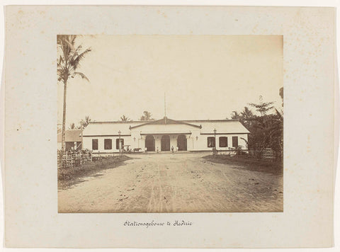 Station building in Kedirie, anonymous, 1880 - 1888 Canvas Print