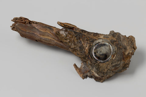 Fragment of a wooden shelf on which an iron concretion in which shells, a lice comb and a foot of a glass are included, originating from the wreck of the in 1735 decayed East Indiesman 't Vliegend Hart, 1700 - 1735 Canvas Print