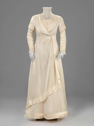 Wedding dress with embroidered and ruffled double sleeves, anonymous, in or before 1909 Canvas Print