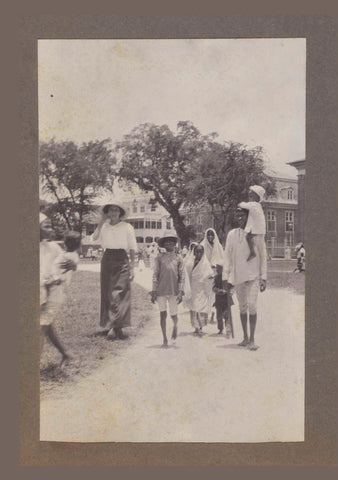 Maria Gonggrijp, walking among Hindus, anonymous, 1912 Canvas Print