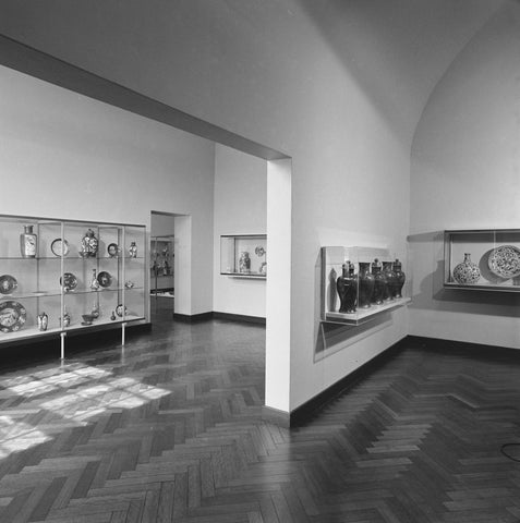 Zaal met vitrines waarin onder andere vazen en schalen staan, 1983 Canvas Print