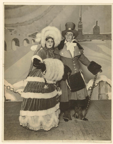 The actors (?) V. Arenzvari-Juksny (?) and D. Libidius for a painted representation of Saint Petersburg, Vereenigde Foto-bureaux Amsterdam, 1910 - 1940 Canvas Print