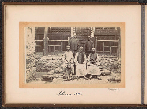 Chinese mannen en een jongen voor een huis in Tibet, D.T. Dalton, 1903 Canvas Print