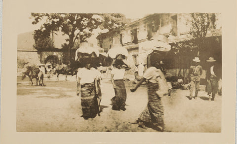 Merchants at the market of Antigua, Guatemala, Andries Augustus Boom, 1912 Canvas Print