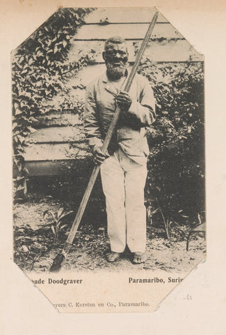 Portrait of a gravedigger, C. Kersten & Co., anonymous, 1900 - 1910 Canvas Print