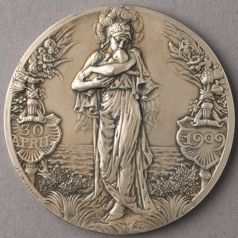 Silver medal of the birth of Princess Juliana with accompanying box, Johannes Cornelis Wienecke, 1909 Canvas Print