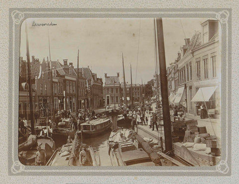 Boten en omstanders op een gracht in Leeuwarden, Folkert Idzes de Jong, c. 1905 - c. 1907 Canvas Print