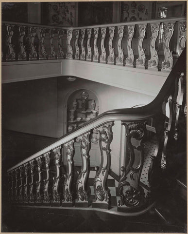 Staircase Drucker extension and display cabinets with Chinese porcelain, c. 1910 - c. 1960 Canvas Print