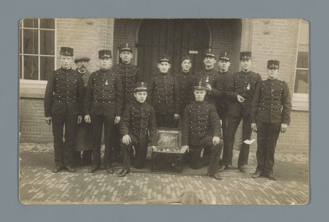 Groepsportret van soldaten in uniform rond een kist met de tekst Vaartwel tot 1920, anonymous, c. 1910 - before 1920 Canvas Print