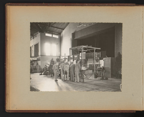 Board members pose in the factory at a display of machines, anonymous, 1931 - 1937 Canvas Print