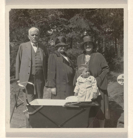 Meir Wachenheimer, Mathilde Wachenheimer-Wertheimer, Else Wachenheimer, Isabel Wachenheimer with pram at the zoo, Sunday morning one September 1929, anonymous, 1929 Canvas Print