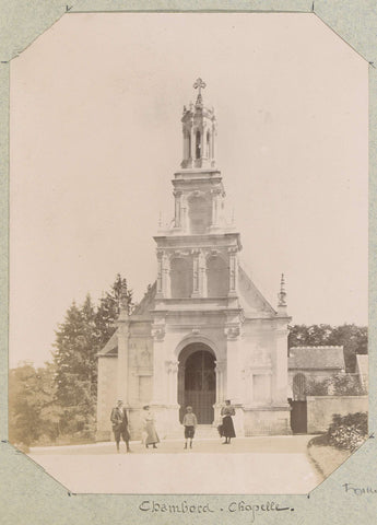 Four persons in front of the chapel of the castle of Chambord, anonymous, c. 1890 - c. 1900 Canvas Print