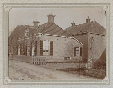 Houses with leilindes in Scharnegoutum, Folkert Idzes de Jong, c. 1905 - c. 1907 Canvas Print