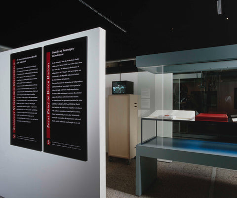 Ingang van de tentoonstelling met de tentoonstellingstitel, een televisiescherm en een vitrine met een document met een rood zegel, c. 1999 - c. 2000 Canvas Print