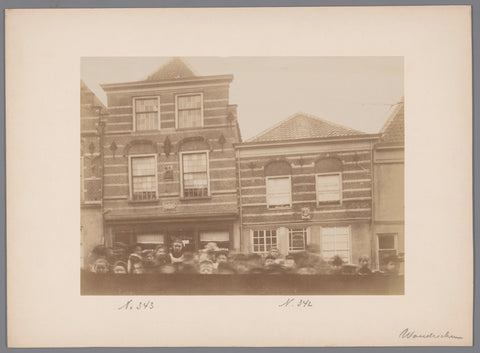 Façades of Hoogstraat 345-347 in Woudrichem, with children onlooking in the foreground, anonymous (Monumentenzorg) (attributed to), A.J.M. Mulder (possibly), 1901 Canvas Print