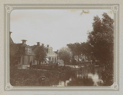 Houses with gardens on a ditch in Joure, Folkert Idzes de Jong, c. 1905 - c. 1907 Canvas Print