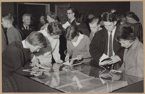 Visitors view the exhibition 5000 years of art from Egypt in January 1961, c. 1960 Canvas Print