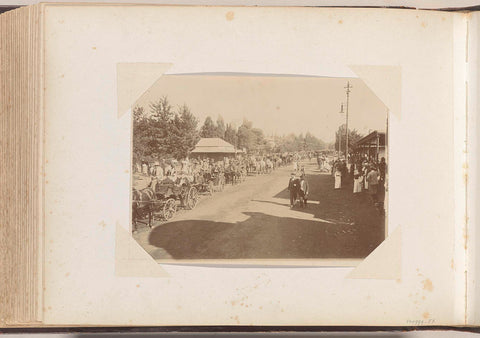 Shopping street in South Africa with open carriages and people walking, anonymous, 1899 - 1902 Canvas Print