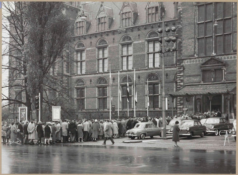 Waiting in line at the entrance of the museum for the exhibition 5000 years of art from Egypt on October 30, 1960, c. 1960 Canvas Print