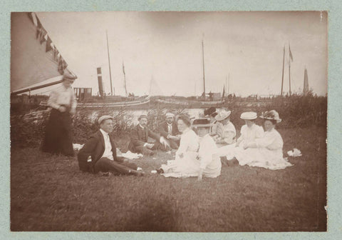 Picnicking people on a lawn near the water, Frits Freerks Fontein Fz. (attributed to), c. 1903 Canvas Print