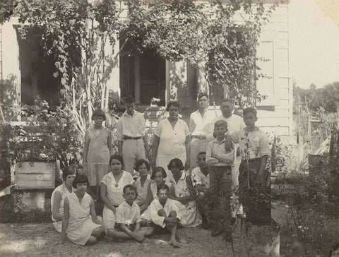 Group portrait on plantation Accaribo, anonymous, 1926 Canvas Print