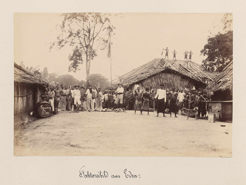 Handelsnederzetting in Edéa met Afrikaanse en (vermoedelijk) Duitse mensen poserend bij slagtanden, anonymous, 1899 Canvas Print