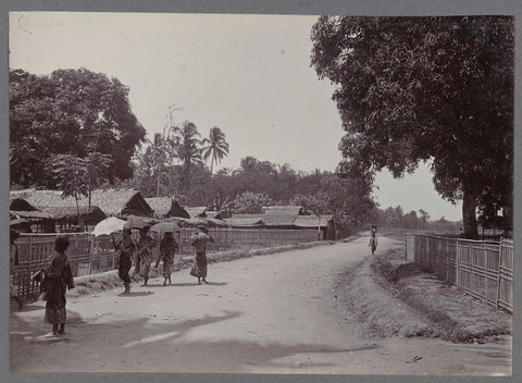 Weg langs een dorp, anonymous, c. 1900 - 1919 Canvas Print