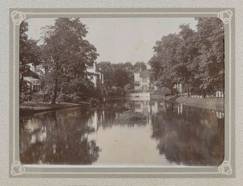 Houses on a water in a park-like environment, Folkert Idzes de Jong, c. 1905 - c. 1907 Canvas Print