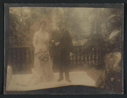 Bride and groom Robert-De Roever on the balcony of Vondelstraat 118 in Amsterdam, anonymous, 1909 Canvas Print