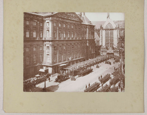 Greeting wilhelmina by soldiers and civilians after her inauguration as queen, at the Palace on Dam Square, Amsterdam, Sigmund Löw (possibly), 1898 Canvas Print