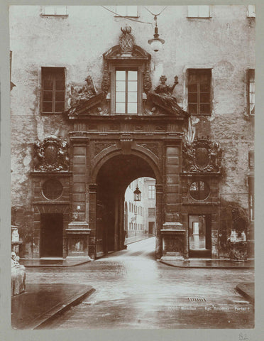 Een koninklijke poort met twee kleine zijpoortjes in het straatbeeld van München, anonymous (possibly), c. 1893 - c. 1903 Canvas Print