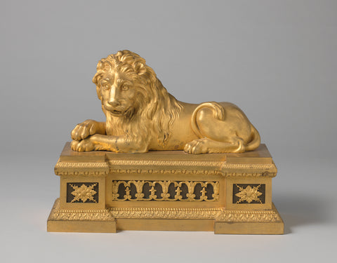 Firebox of gilded bronze in the shape of a reclining lion on a basement, anonymous, 1800 Canvas Print