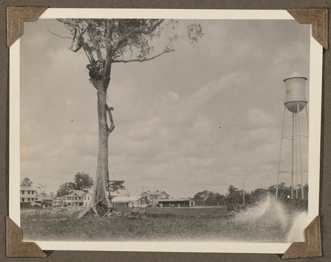 Huizen en watertoren in Suriname, anonymous, 1925 - 1927 Canvas Print