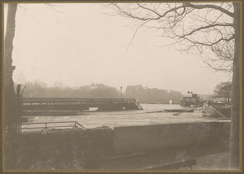 High water in the Seine in Paris, in the foreground a quay wall, G. Dangereux, 1910 Canvas Print