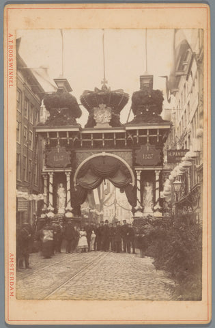 Groep mensen op de Reguliersbreestraat in Amsterdam tijdens de Aprilfeesten in 1887, Andreas Theodorus Rooswinkel, 1887 Canvas Print